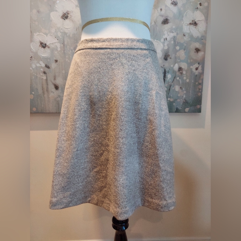 Banana Rebublic size 4, A line mini skirt with pockets.